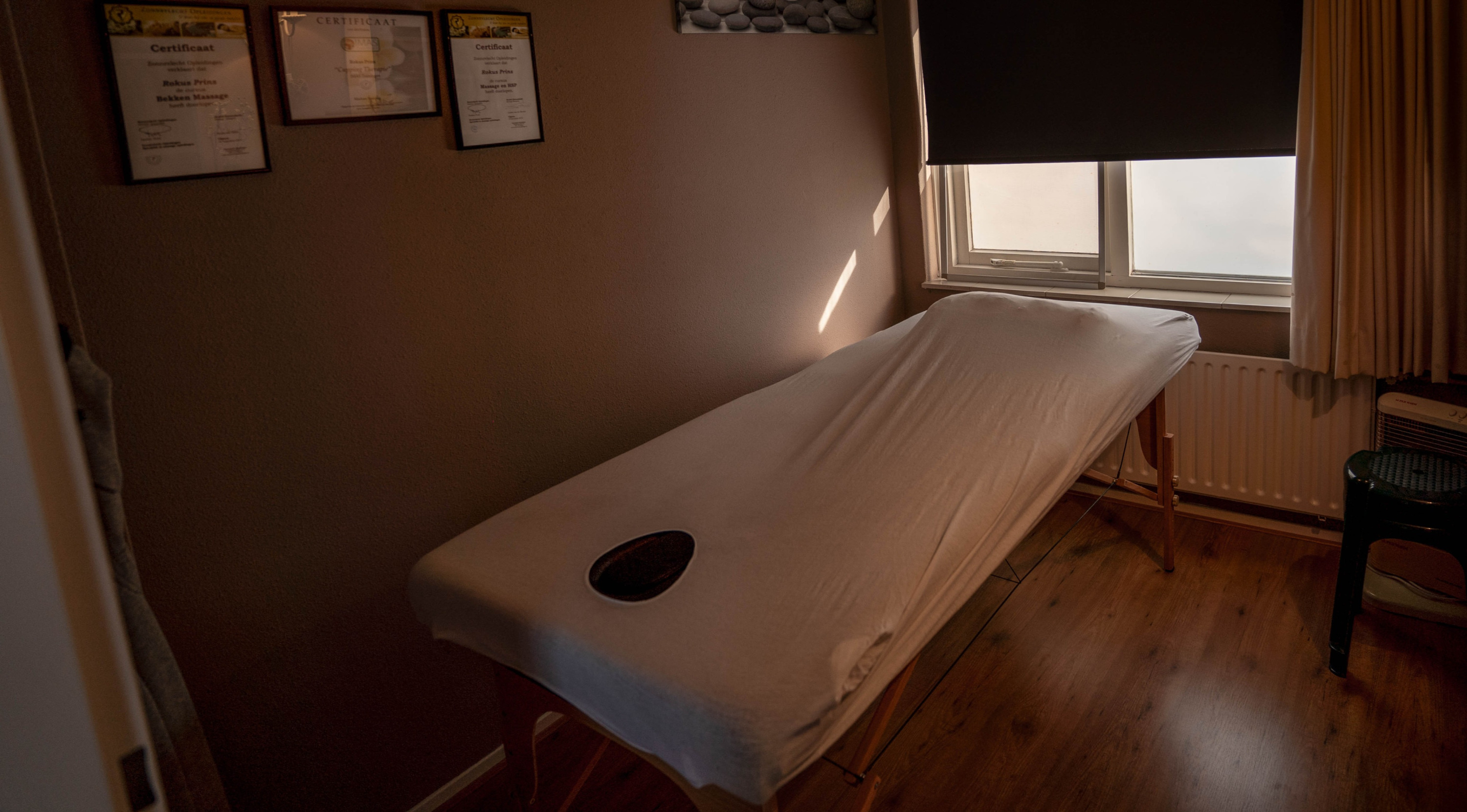 Massagekamer met massagetafel